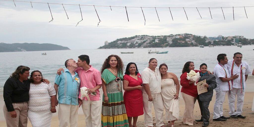 La Nación Celebran la primera boda gay masiva en arenas de Acapulco