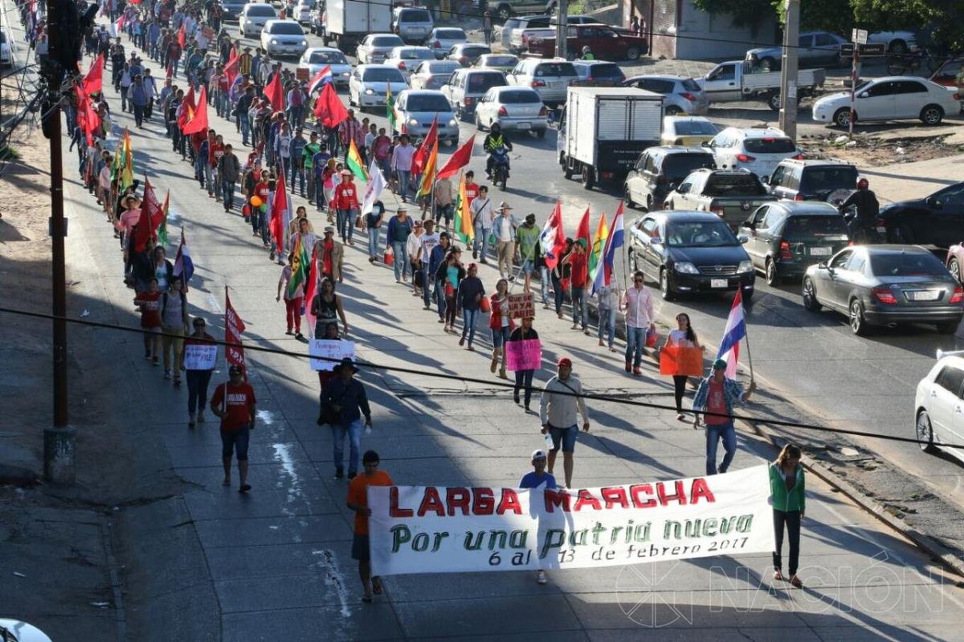 Los campesinos marchan para repudiar el plan de reelección presidencial, impulsado por algunos sectores políticos.