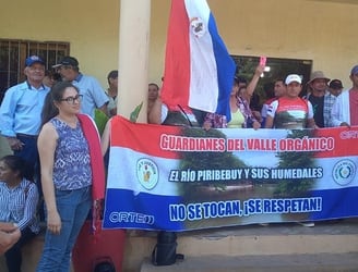 Un grupo de pobladores decidió tomar la municipalidad de Arroyos y Esteros. Foto: Facebook.