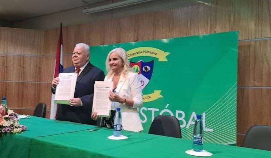 The anti-drug minister, Zully Rolón, with the former deputy Ozorio, imprisoned for drug activities.