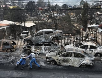 Vehículos quemados en Viña del Mar. Foto: AFP.
