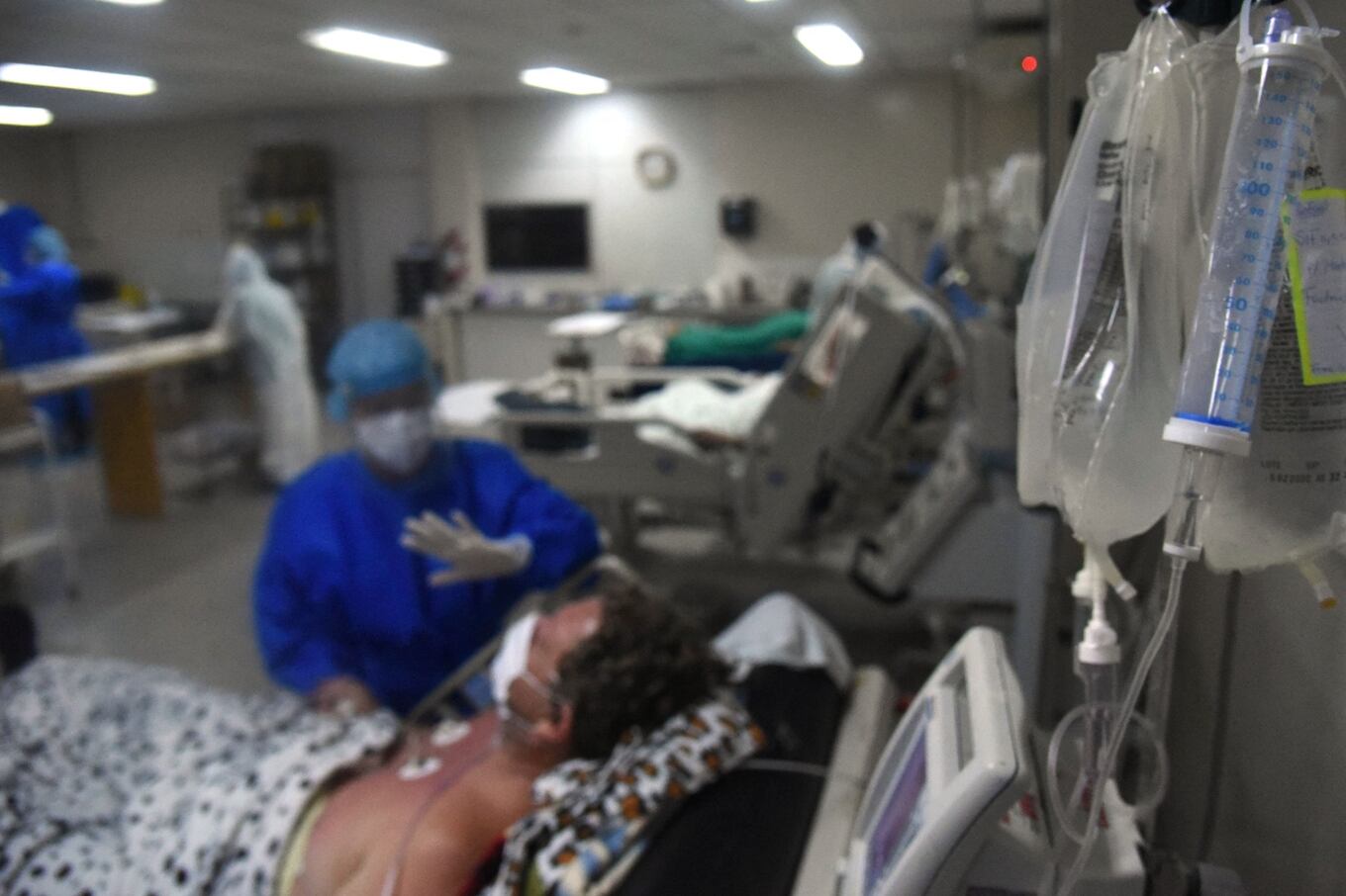 View of the intensive care unit of the Clinics Hospital with COVID-19 patients in San Lorenzo, Paraguay, on March 16, 2021. - Paraguay's government reinforced restrictions due to an increase in the number of cases of COVID-19, which has collapsed the healthcare system. (Photo by DANIEL DUARTE / AFP)