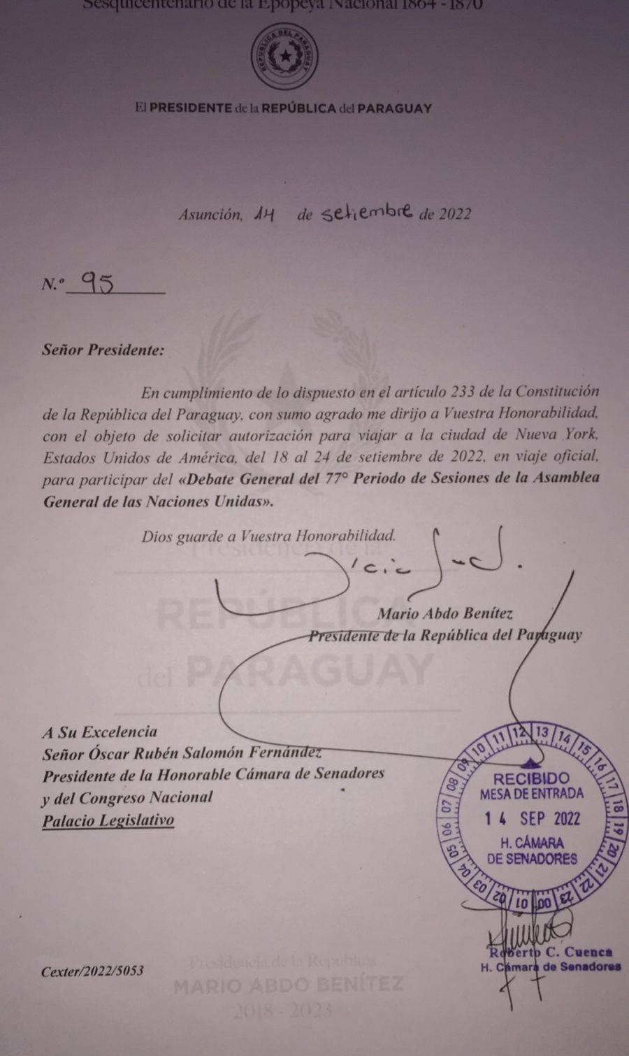 Nota firmada por el Presidente Mario Abdo, en la que solicita permiso al Congreso para ausentarse la próxima semana del país en viaje oficial a los EEUU. Foto: Gentileza. 