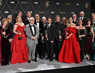 El elenco de “Succession”, ganador de Mejor Serie de Drama. Foto: Robyn Beck / AFP