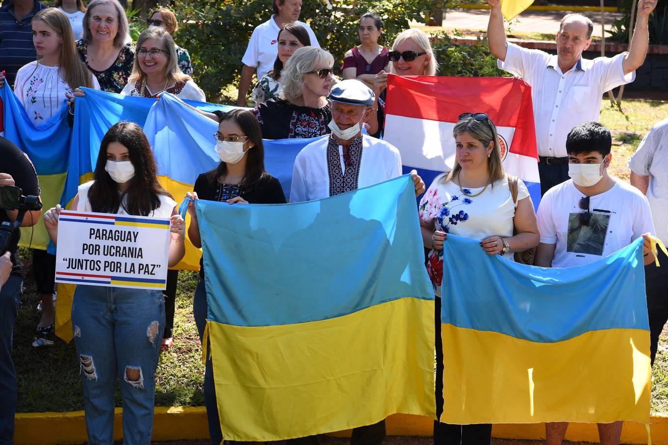 Members of the Ukrainian collectivity participate in a protest against the war and in support of Ukraine at the Plaza de Armas in Encarnacion, Paraguay, on February 26, 2022. - Russian President Vladimir Putin launched a full-scale invasion of Ukraine on Thursday, unleashing air strikes and ordering ground troops across the border in fighting that Ukrainian authorities said left dozens of people dead. (Photo by NORBERTO DUARTE / AFP)