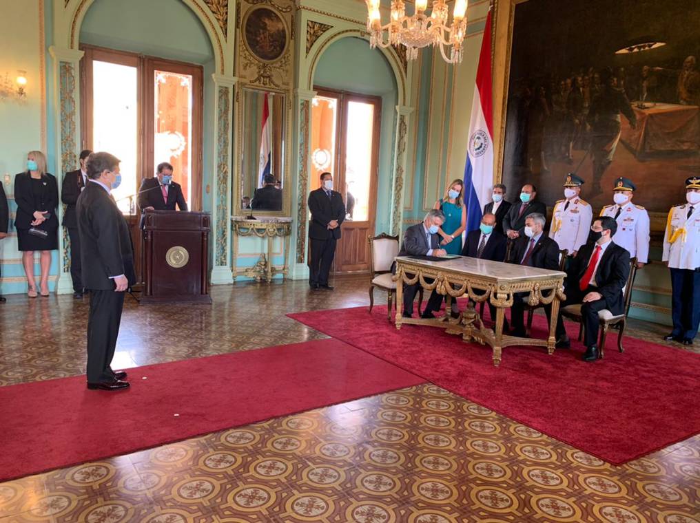 Euclides Acevedo juró como nuevo canciller de la República del Paraguay. Foto: Gentileza. 