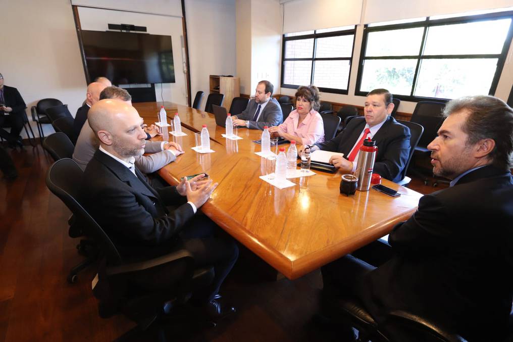 Autoridades del país mantuvieron una reunión con los directivos de la empresa argentina que decidió invertir en Paraguay. Foto: Gentileza