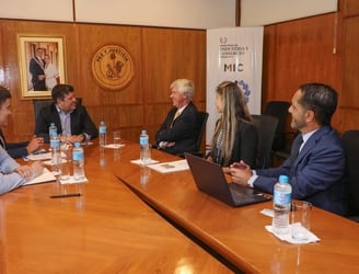 Encuentro de los representantes suizos y las autoridades paraguayas. Foto: MIC.