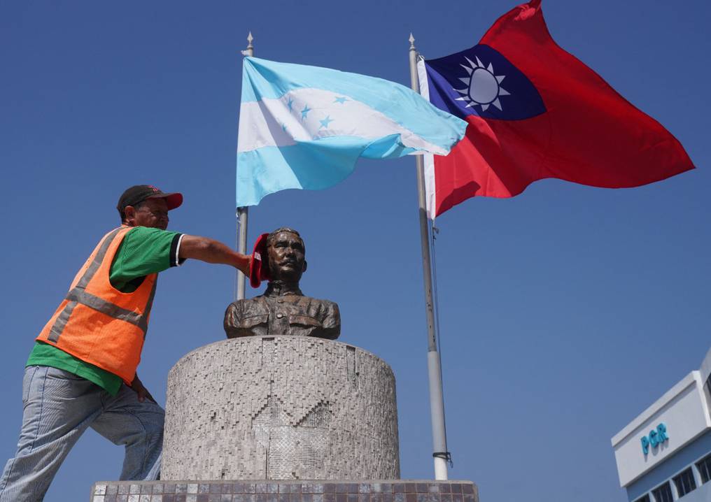 Un funcionario municipal limpia el busto del ex presidente de la República de China Dr. Sun Yat-sen en la plaza de la República de China en Tegucigalpa. (foto: AFP)