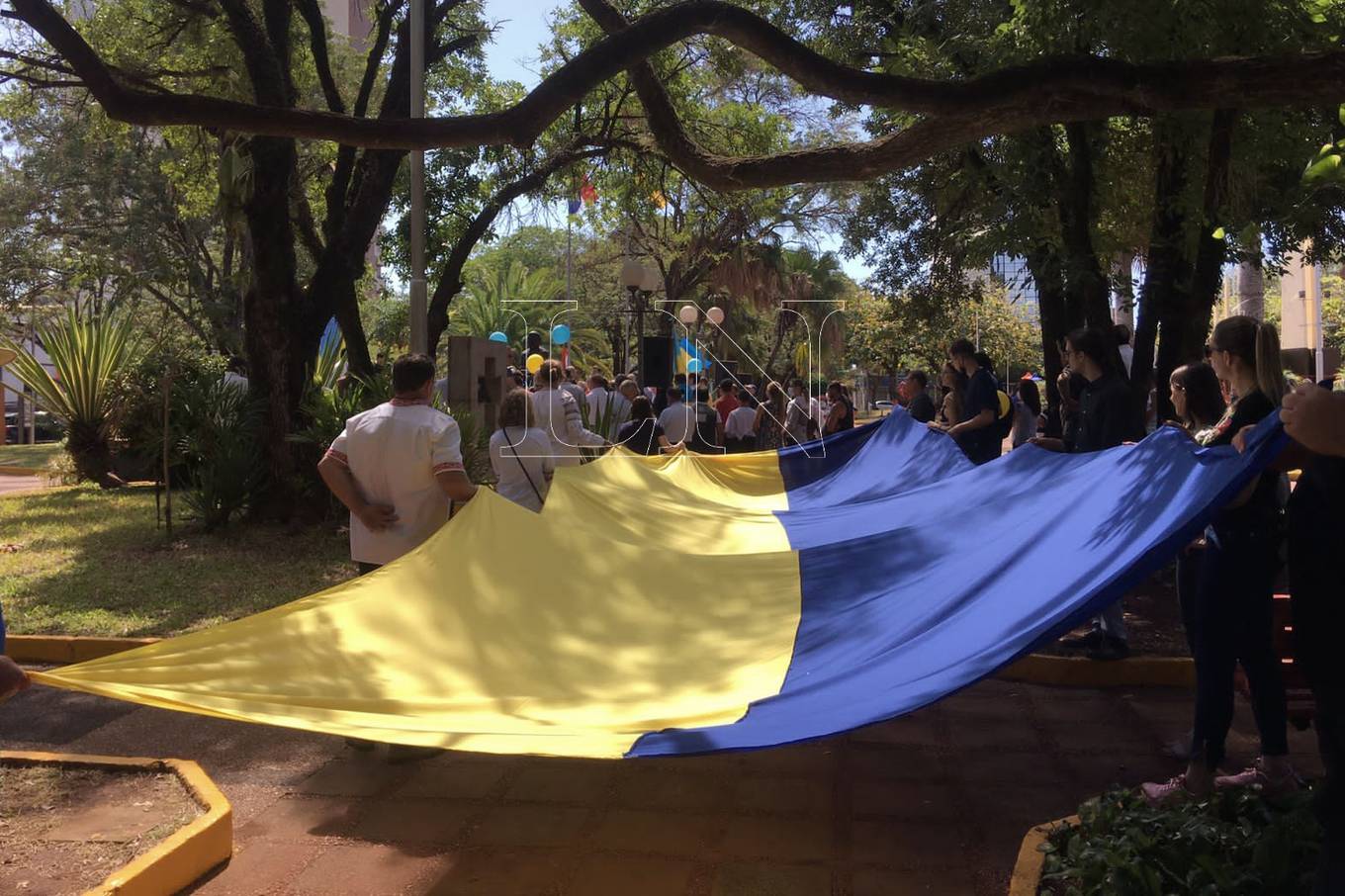 Manifestación de ucranianos y descendientes de Itapúa en la Plaza de Armas de Encarnación por la paz en Ucrania. Foto: LN.