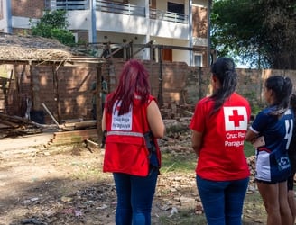 Los voluntarios de la Cruz Roja brindan asistencia a las familias afectadas por las inundaciones. Foto: Gentileza.