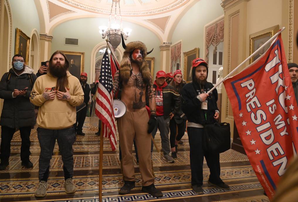 “Nos estamos apoderando de la Cámara. Este es nuestro Congreso”, dijeron los seguidores de Trump, quienes protagonizaron escenas bizarras, como la de un hombre con el torso desnudo y gorro de piel con cuernos.(foto: AFP)