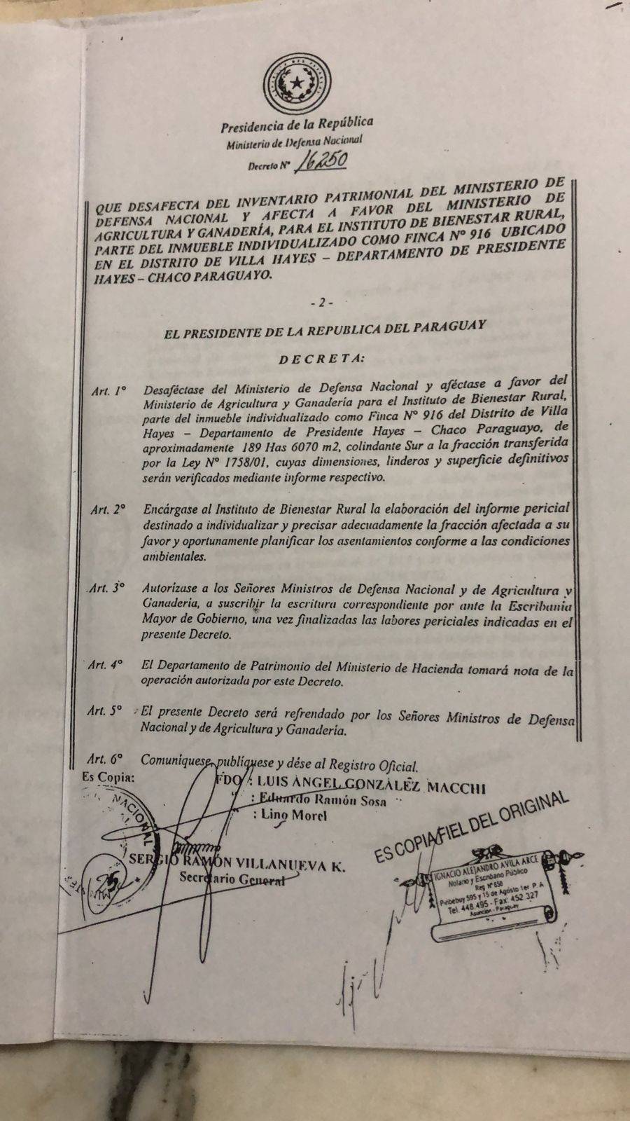 Decreto firmado por Luis Ángel González Macchi que vía decreto transfirió tierras del MAG al ministerio de Defensa. Foto: Gentileza. 