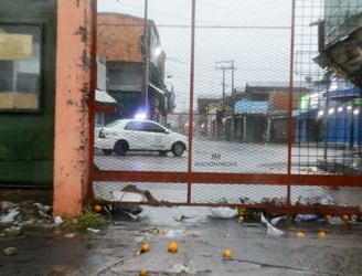 En el Abasto de Asunción se había perpetrado el ataque a una persona. Ahora hallaron el auto desde don de realizaron los disparos.