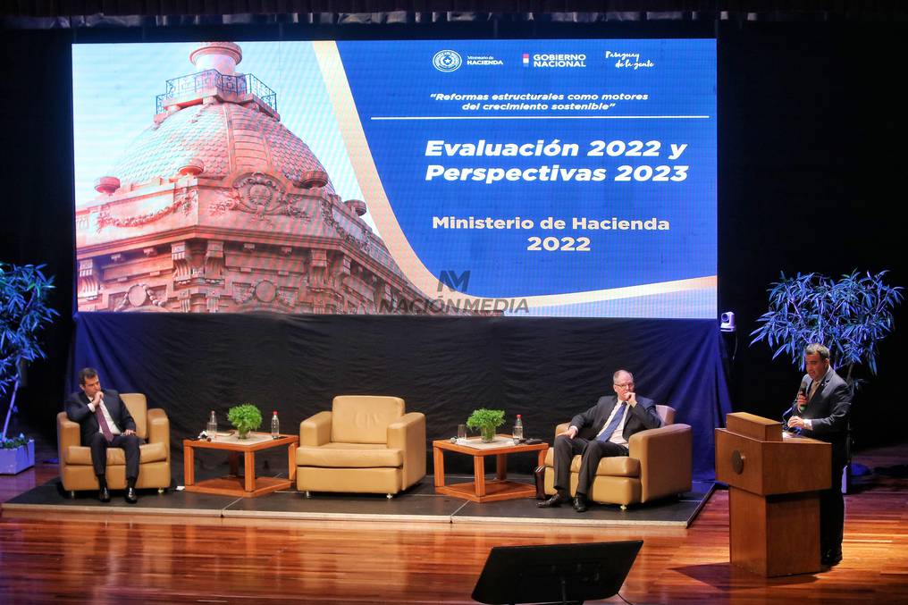 El ministro de Hacienda, Óscar Llamosas, indicó que todos los países de la región están trabajando para lograr la convergencia fiscal. Foto: Nadia Monges. 