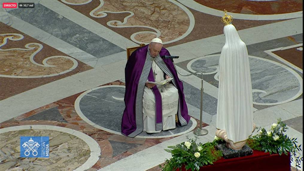 La Nación / Al pie de la virgen de Fátima, el papa consagró a Rusia y  Ucrania al inmaculado corazón de María