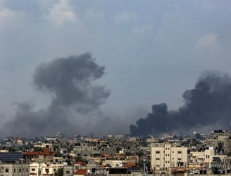 Espesas nubes de humo negro se elevaron este domingo sobre Rafah y Jan Yunis. Foto: AFP.