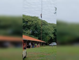 El hombre subió hasta la antena de Veterinaria UNA. Foto: Angélica Giménez / Nación Media.
