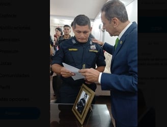 Familiar del lince caído recibe la noticia del ministro de Justicia, Angel Barchini. Foto: Angélica Giménez.