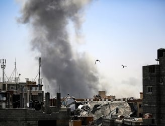 El humo surge de los ataques israelíes en Rafah, en el sur de la Franja de Gaza.FOTO: AFP