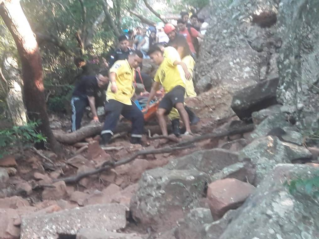 Los voluntarios tuvieron que subir hasta la cima del cerro para poder realizar el rescate. Foto: Gentileza.