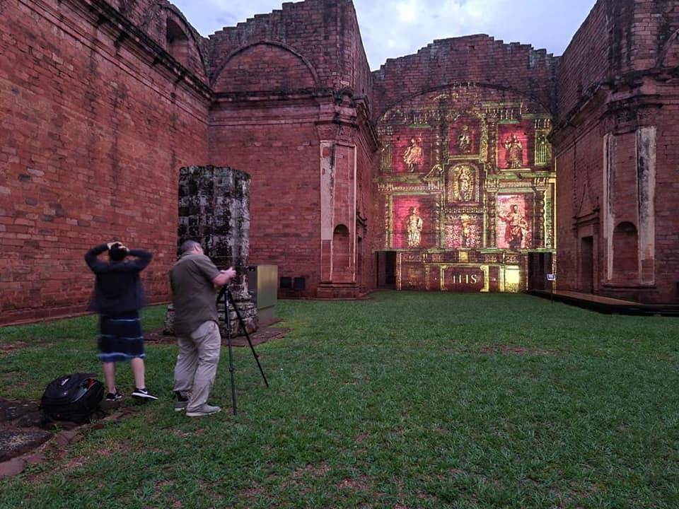 El periodista español quedó asombrado por la infraestructura de los Patrimonios Jesuíticos. Pondrá al destino Paraguay en la vidriera del mundo, con los reportajes, videos y notas que realizó. Foto: Gentileza.