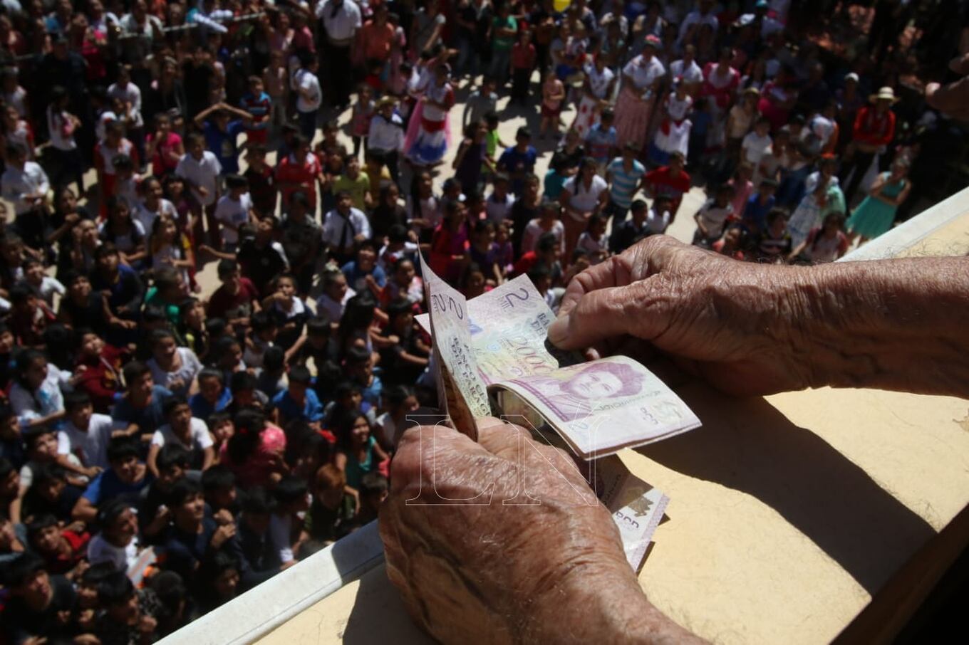 Cada 7 setiembre se realiza el tradicional "vito" de billetes en Guarambaré. Foto: Néstor Soto.