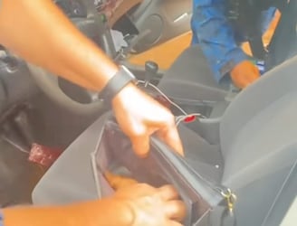 Los policías catearon el vehículo y las pertenencias de la conductora. Imagen: captura de video.