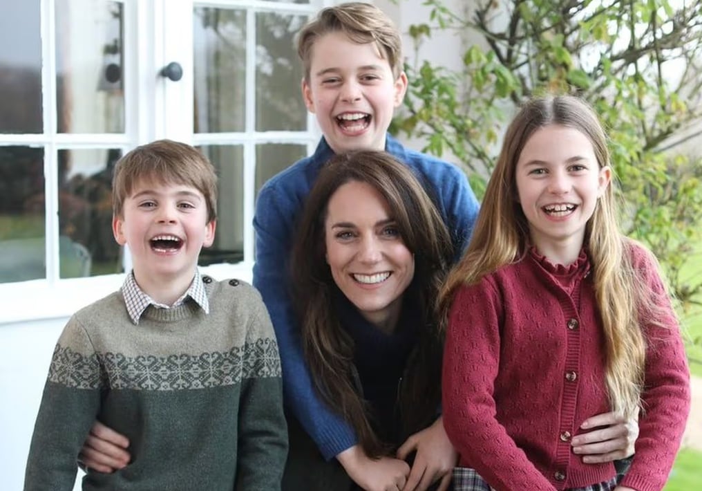 Aprovechando el Día de la Madre en el Reino Unido, se lanzó esta imagen de Kate Middleton con sus hijos, que resultó manipulada. Foto: Archivo