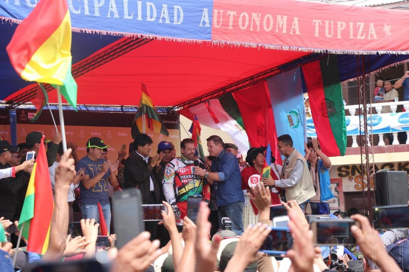 Evo Morales estuvo en el recibimiento a los pilotos.
