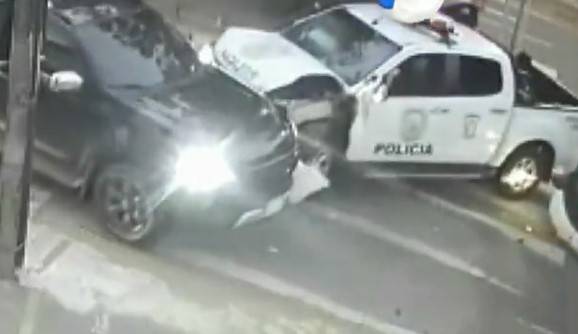 La camioneta de la senadora Lilian Samaniego, víctima colateral del accidente que involucró a una patrullera de la Policía Nacional. Foto: captura de vídeo