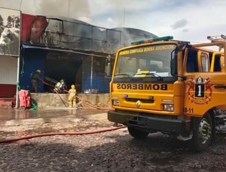 El incendio afectó a una distribuidora de bebidas del Mercado de Abasto. Foto: Ñanduti.