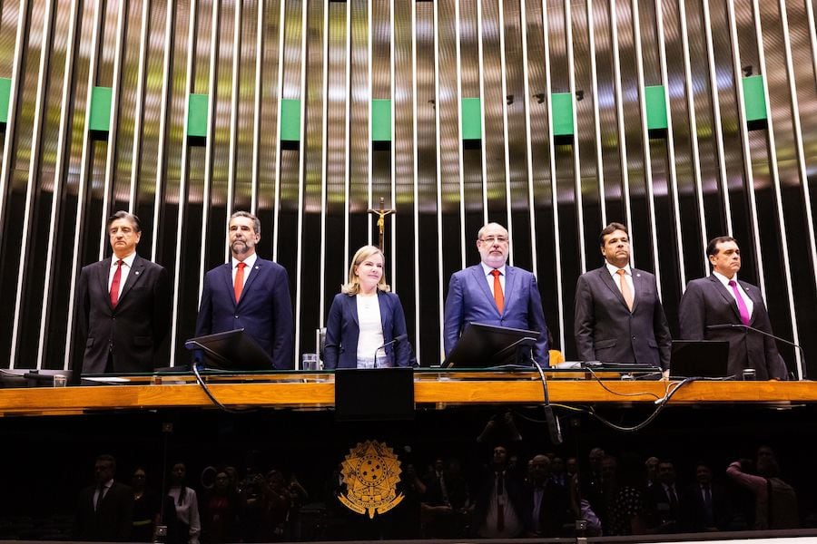 En la Cámara de Diputados de Brasil se rindió homenaje al aniversario número 50 de la Itaipú Binacional. La sesión solemne estuvo presidida por la diputada Gleisi Hoffmann.FOTO: GENTILEZA