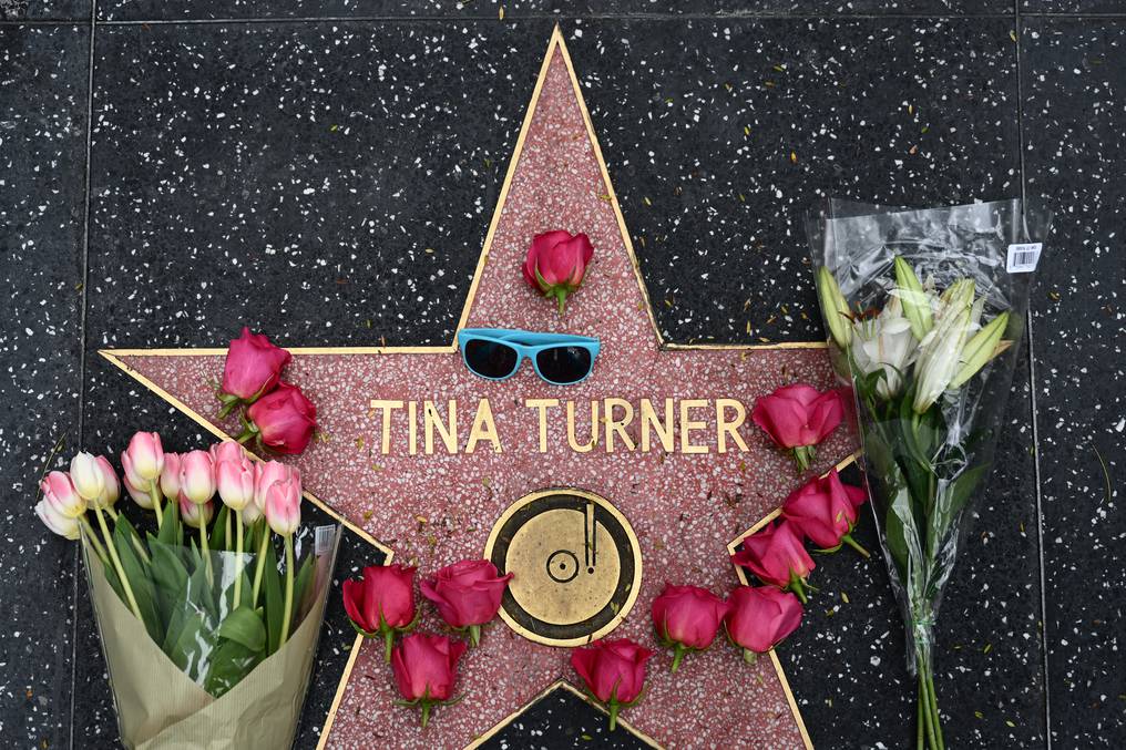 Flores y un par de anteojos de sol se colocan en la estrella del Paseo de la Fama de Hollywood de la cantante en Hollywood. Foto: AFP
