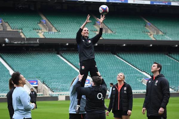  Kate Middleton compartió entrenamiento con los jugadores y árbitros que representan el deporte al más alto nivel. Foto: gentileza. 