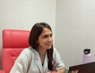 La Dra. Sofía Hernegard, especialista del Departamento de Endocrinología y Metabolismo del Hospital de Clínicas de la FCMUNA.