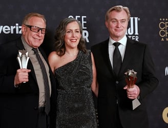 El productor estadounidense Charles Roven, la productora británica Emma Thomas y el cineasta británico Christopher Nolan, posan con el premio a Mejor Película para “Oppenheimer”. Michael Tran / AFP
