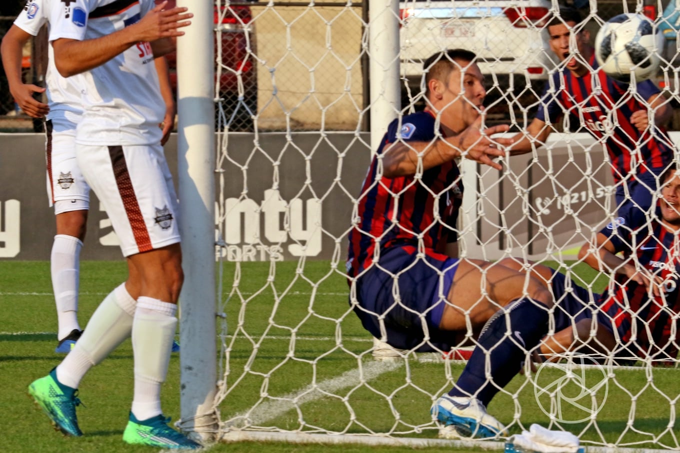 Entre las redes, Churin anota uno de sus goles. Foto Nestor Soto