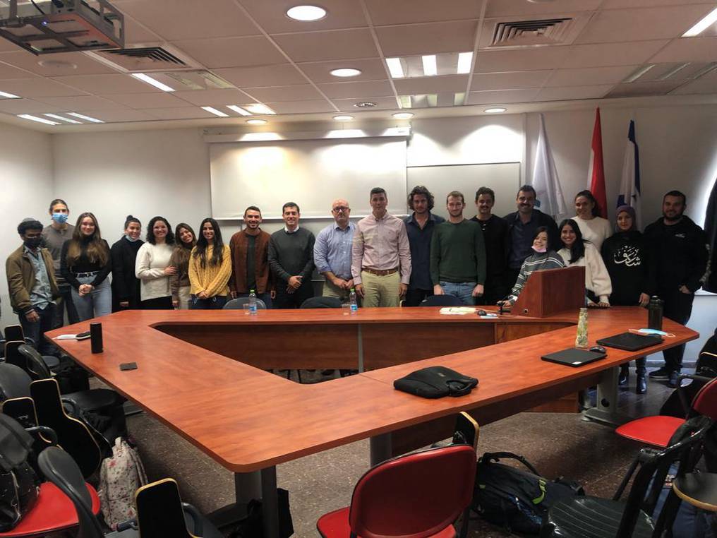 Santiago Peña junto a los estudiantes de la Universidad Hebrea de Jerusalén, con quienes compartió una charla sobre la actualidad latinoamericana y paraguaya. Foto: Gentileza. 