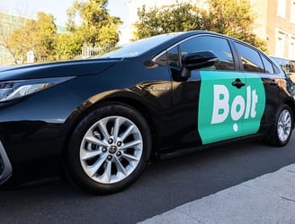 Los ploteados en vehículos de Bolt y otras plataformas están prohibidos en Encarnación. Foto: ilustrativa.