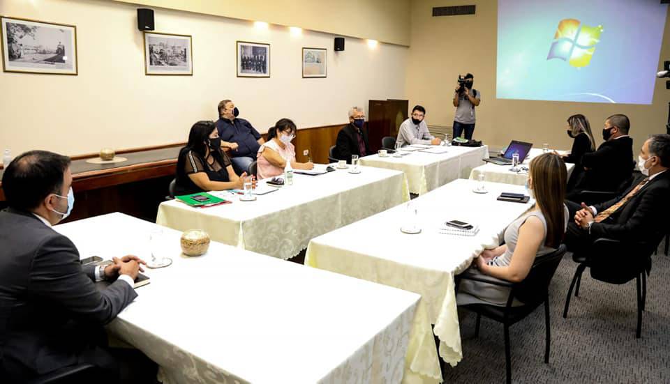 Reunión anterior del 8 de febrero entre representantes de los distintos gremios comerciales y  autoridades del gobierno. Foto: Gentileza. 