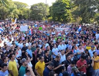 Cientos de personas participaron esta mañana de la movilización en Ciudad del Este. Foto: Facebook.