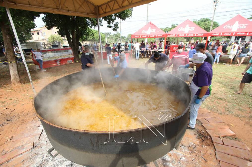 La Nación / Olla popular gigante: Preparan caldo ava para 7.000 personas
