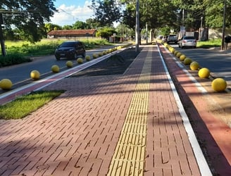 Bicisenda en la avenida Vittorio Curiel de San Lorenzo con bolardos de cemento para delimitar el acceso. Foto: Nación Media