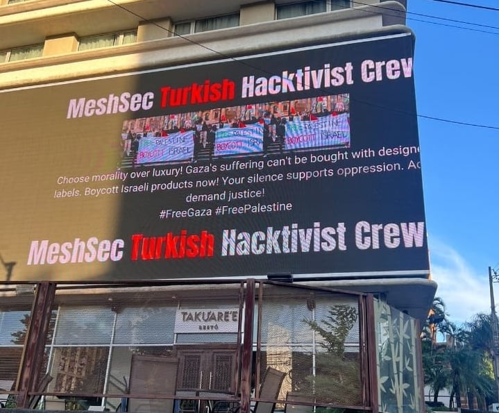 Hacktivistas pro Palestina dejan mensajes en carteles publicitarios en Asunción.