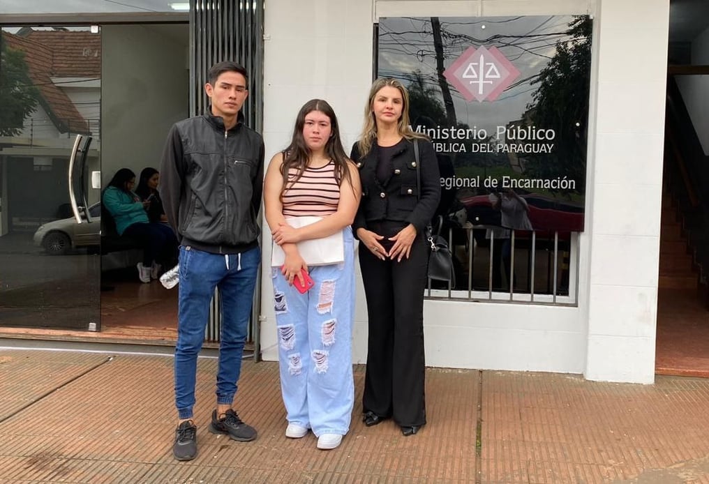 Los padres de la pequeña Jazmín acudieron con su abogada a la Fiscalía. Foto: Rocío Gómez / Nación Media.
