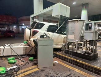 El vehículo impató contra una de las máquinas expendedoras de combustible. Foto: Sucesos Paraguay.
