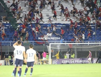 La pelea entre barrabravas de Cerro Porteño motivó la suspensión del partido. Foto: Roberto Zarza.