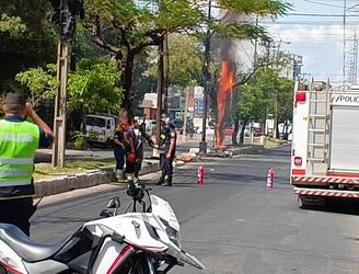 Incendio de cables sobre la Avenida Artigas. Foto: Gentileza.