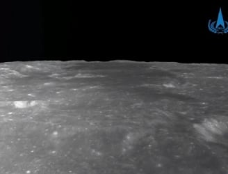 Imagen captada por una cámara del módulo Chang'e-6 durante su aterrizaje en el lado oculto de la Luna, el 2 de junio de 2024.